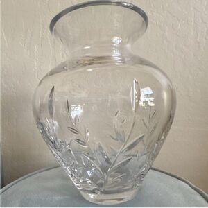 Chrystal Flower  Vase with Leaf Pattern, Decorative Glossy Floral Design